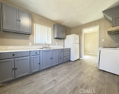 1472 1/2 Sepulveda - Photo Thumbnail 3