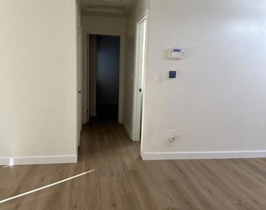2195 Lakeview Cir - Photo Thumbnail 10