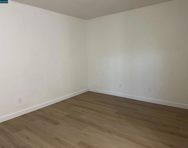 2195 Lakeview Cir - Photo Thumbnail 12