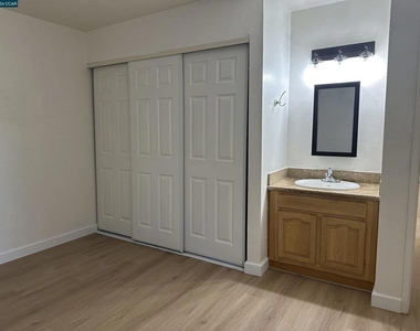 2195 Lakeview Cir - Photo Thumbnail 11