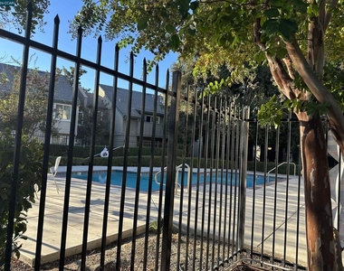 2195 Lakeview Cir - Photo Thumbnail 1