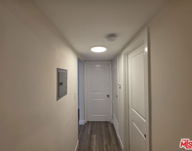 1760 S Bentley Avenue - Photo Thumbnail 22