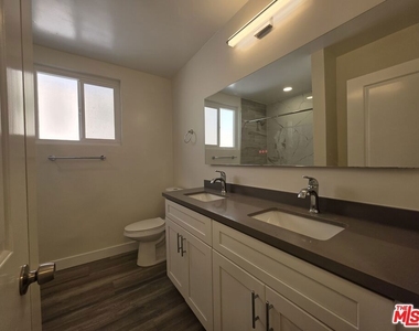 1760 S Bentley Avenue - Photo Thumbnail 12