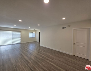 1760 S Bentley Avenue - Photo Thumbnail 4