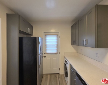 1760 S Bentley Avenue - Photo Thumbnail 6