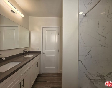 1760 S Bentley Avenue - Photo Thumbnail 11
