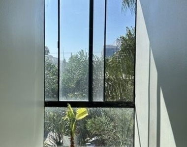 922 N Hudson Avenue - Photo Thumbnail 1
