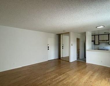 922 N Hudson Avenue - Photo Thumbnail 4