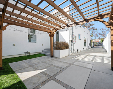 426 S La Peer Drive - Photo Thumbnail 15