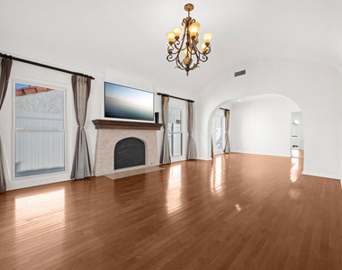 426 S La Peer Drive - Photo Thumbnail 2