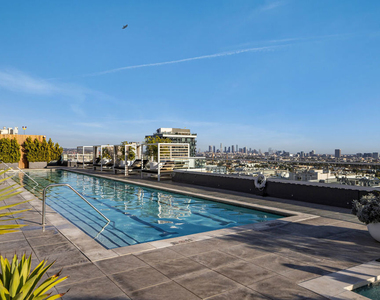 6250 Hollywood Boulevard - Photo Thumbnail 1