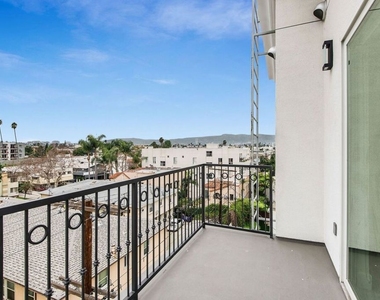 1237 S Holt Avenue - Photo Thumbnail 6