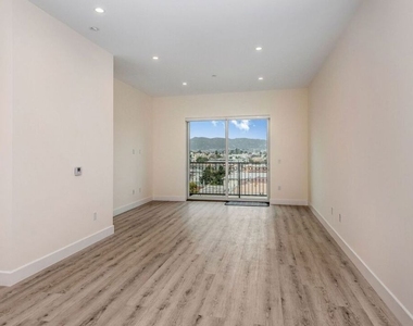 1237 S Holt Avenue - Photo Thumbnail 19