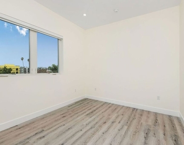 1237 S Holt Avenue - Photo Thumbnail 16