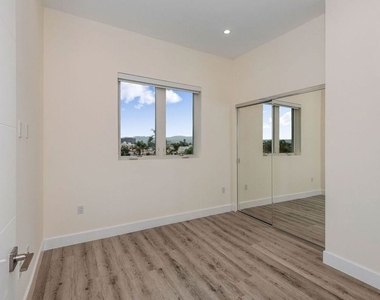 1237 S Holt Avenue - Photo Thumbnail 15