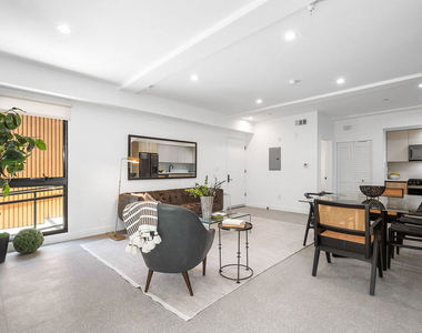 1016 N Martel Avenue - Photo Thumbnail 3