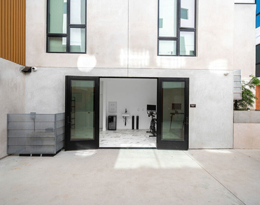 1016 N Martel Avenue - Photo Thumbnail 20