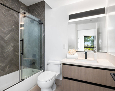 1016 N Martel Avenue - Photo Thumbnail 10