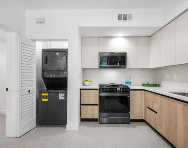 1016 N Martel Avenue - Photo Thumbnail 6