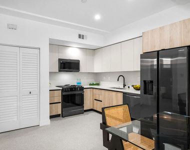 1016 N Martel Avenue - Photo Thumbnail 5