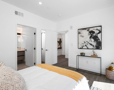 1016 N Martel Avenue - Photo Thumbnail 9