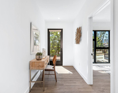 1016 N Martel Avenue - Photo Thumbnail 16