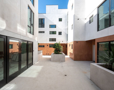 1016 N Martel Avenue - Photo Thumbnail 19