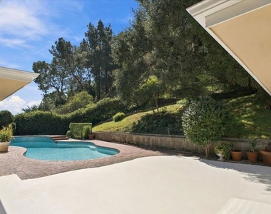 1423 Roscomare Road - Photo Thumbnail 17