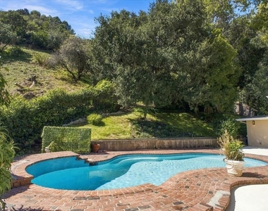 1423 Roscomare Road - Photo Thumbnail 2