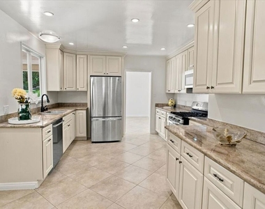 1423 Roscomare Road - Photo Thumbnail 11
