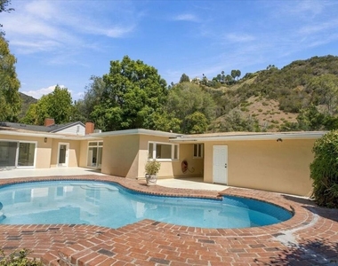 1423 Roscomare Road - Photo Thumbnail 1