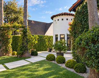 439 N La Jolla Avenue - Photo Thumbnail 2