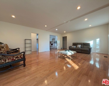 3323 Reta Street - Photo Thumbnail 4