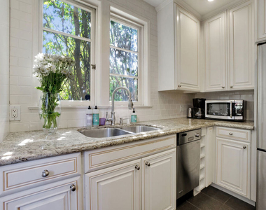 1360 N Crescent Heights Boulevard - Photo Thumbnail 13