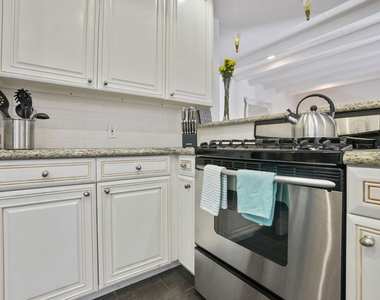 1360 N Crescent Heights Boulevard - Photo Thumbnail 12