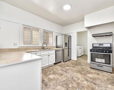 1016 S Oxford Avenue - Photo Thumbnail 5