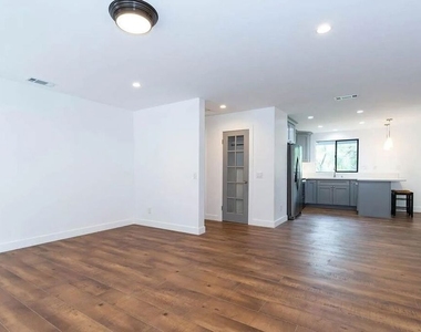 858 Oneonta Drive - Photo Thumbnail 2