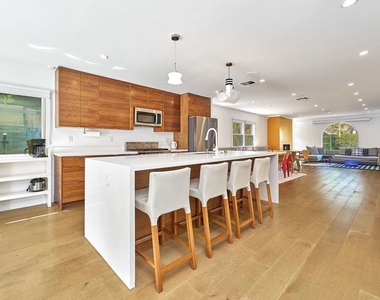 848 N Las Palmas Avenue - Photo Thumbnail 8