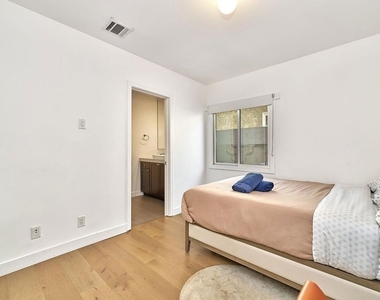 848 N Las Palmas Avenue - Photo Thumbnail 27