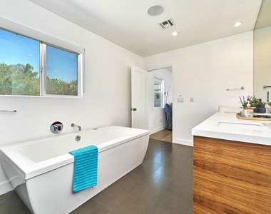 848 N Las Palmas Avenue - Photo Thumbnail 21