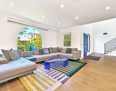 848 N Las Palmas Avenue - Photo Thumbnail 12