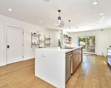 848 N Las Palmas Avenue - Photo Thumbnail 10