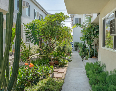 256 S Doheny Drive - Photo Thumbnail 1