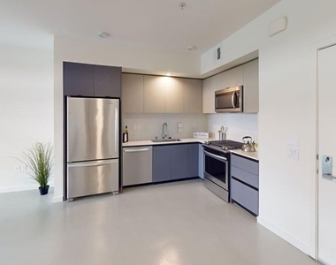 515 W Broadway - Photo Thumbnail 3