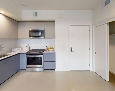 515 W Broadway - Photo Thumbnail 4