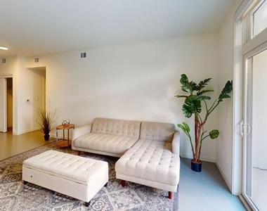 515 W Broadway - Photo Thumbnail 2