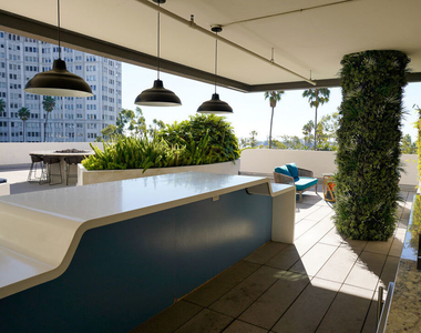 707 E Ocean Boulevard - Photo Thumbnail 16