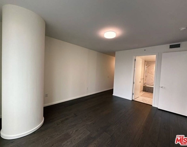 1000 West 8th Street - Photo Thumbnail 3