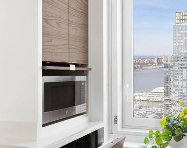 555 West 38th Street - Photo Thumbnail 5