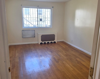 19525 Woodhull Avenue - Photo Thumbnail 5